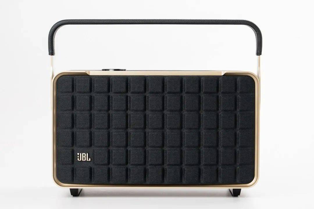 三款 authentics 家族的音箱大小不同,乃因为其音响配置各不相同.