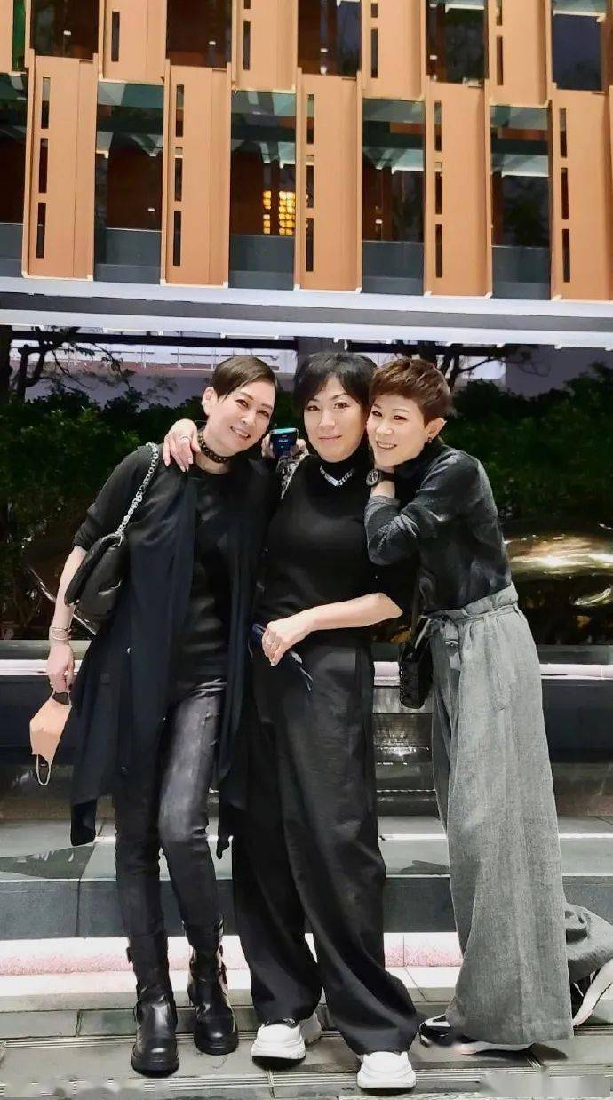 而每年的生日,除了和老公一起庆祝,傅洁娴还会和不同的朋友一起庆祝