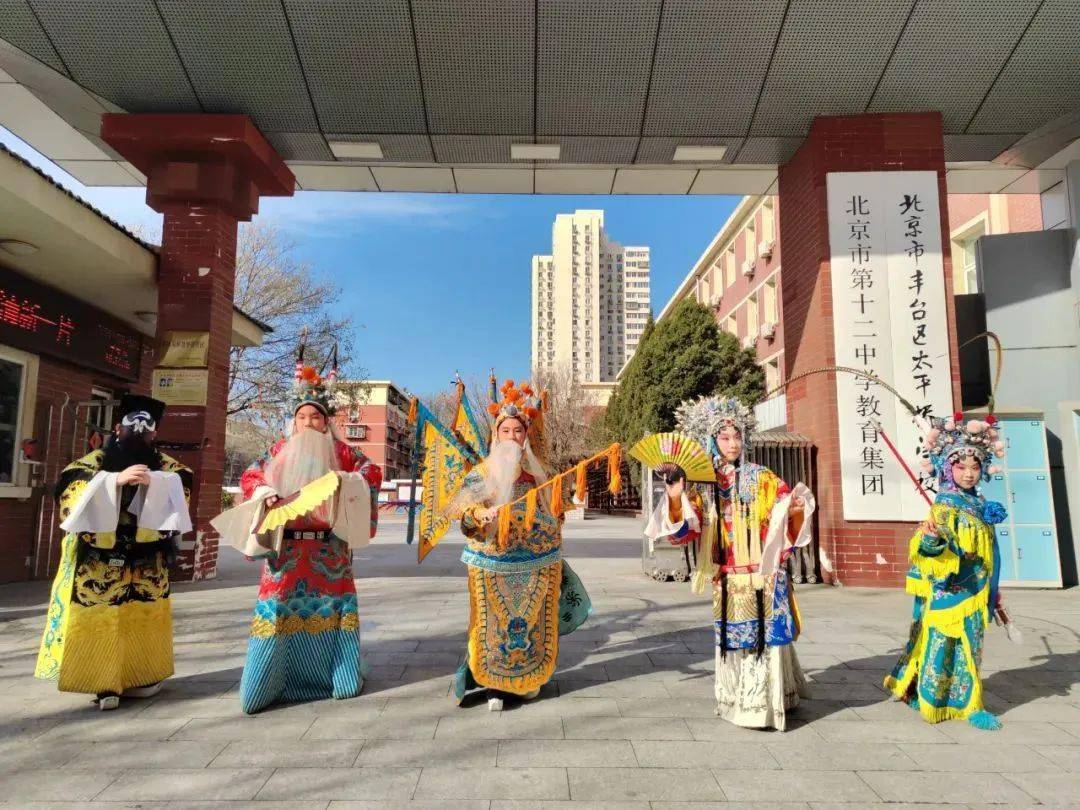 东城区灯市口小学组织全校师生走进北京农趣大观园,开展"行走"的开学