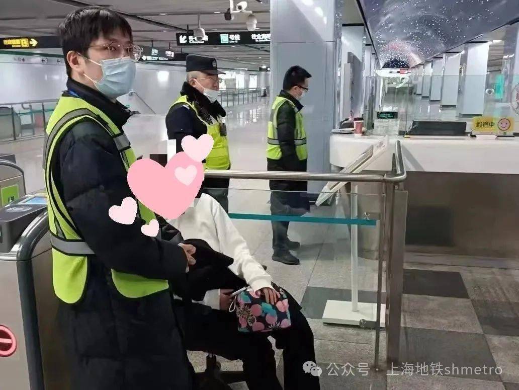 李伟杰接报后迅速赶至现场并拨打120急救电话.