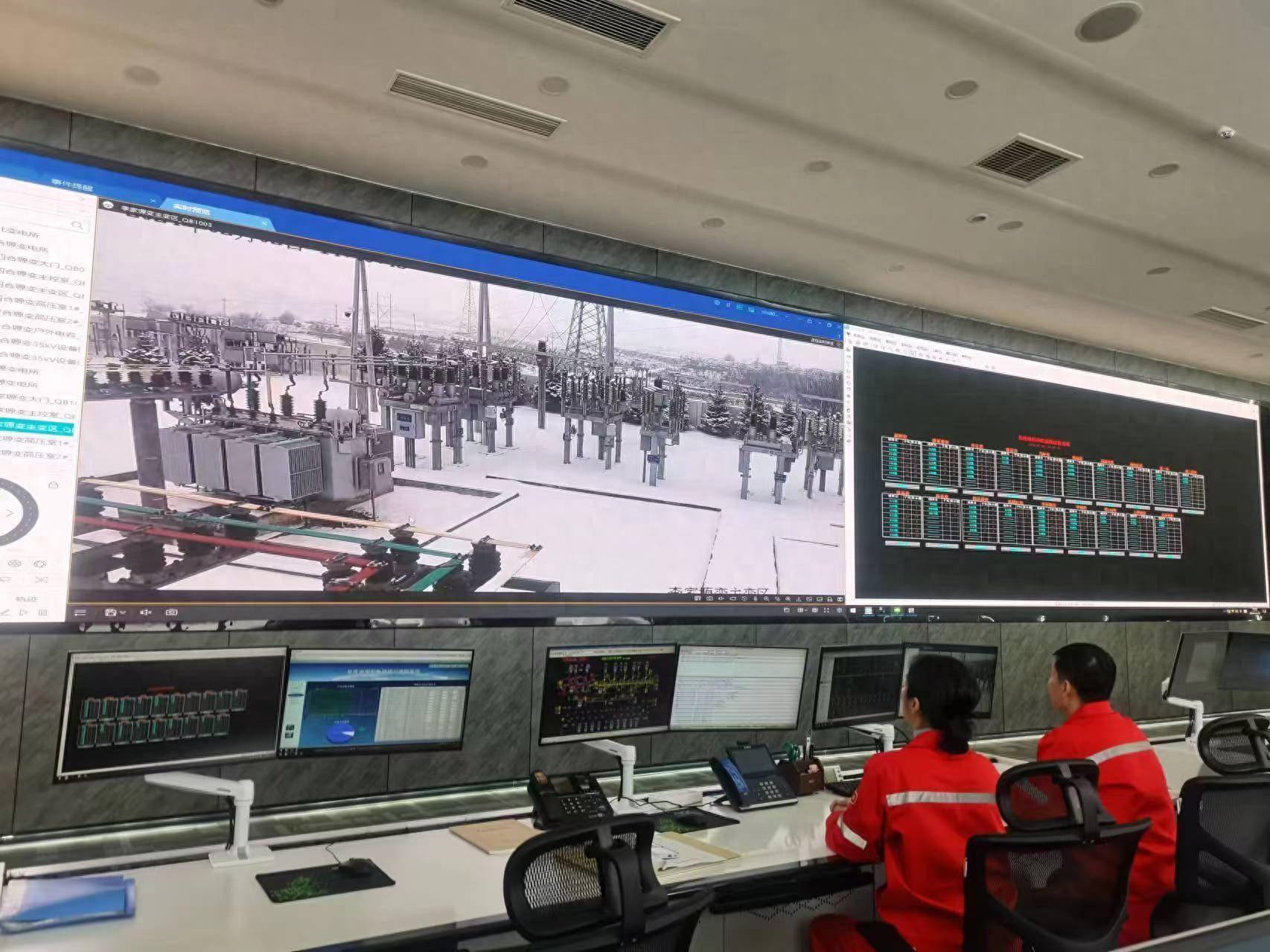 值班员常虹戴着厚厚的面罩和棉安全帽与同事李宝琴一起,正在对1611刀