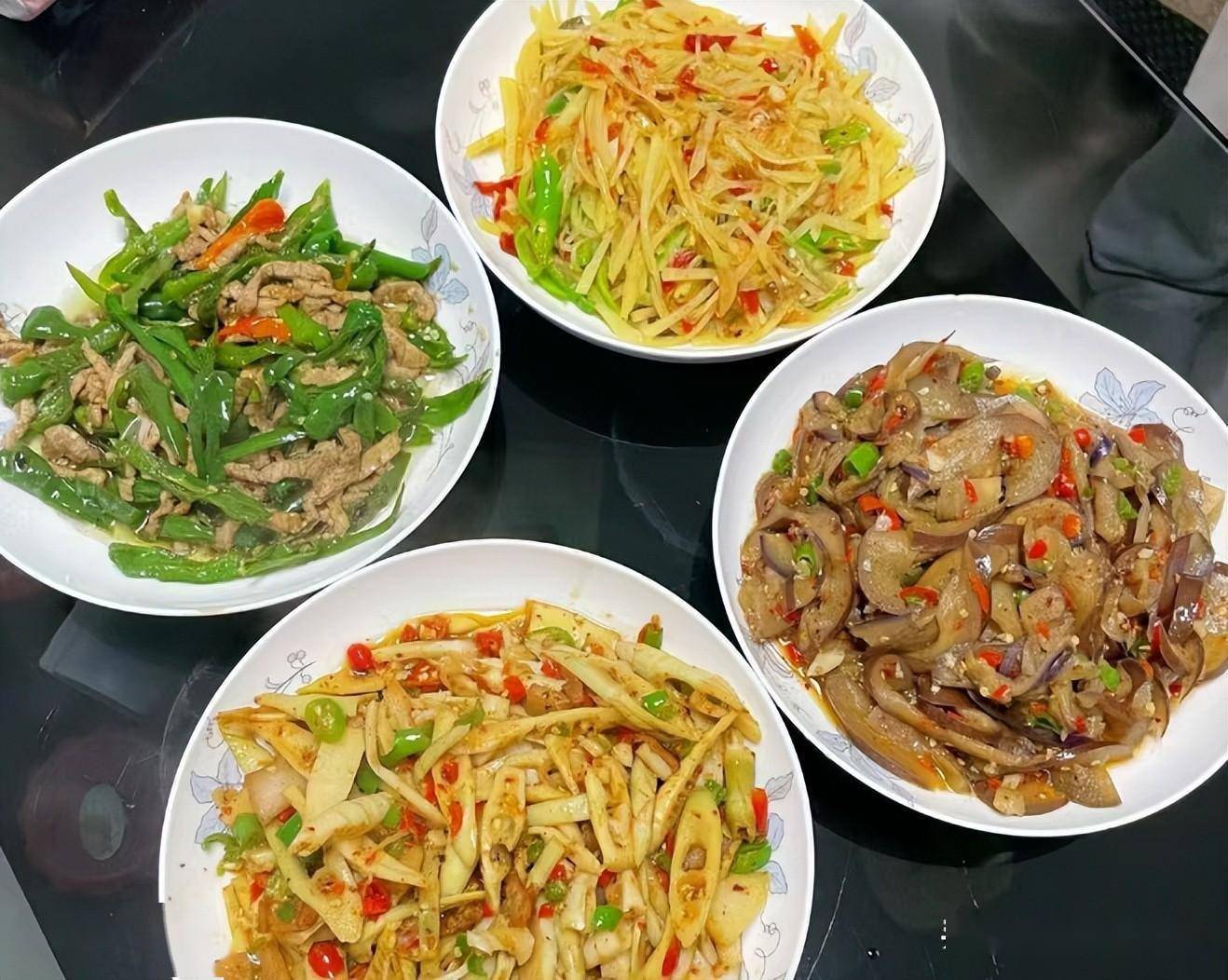 6兄妹晒晚餐,职业不同,差距太大,网友:最后一桌真实又搞笑_大哥_生活