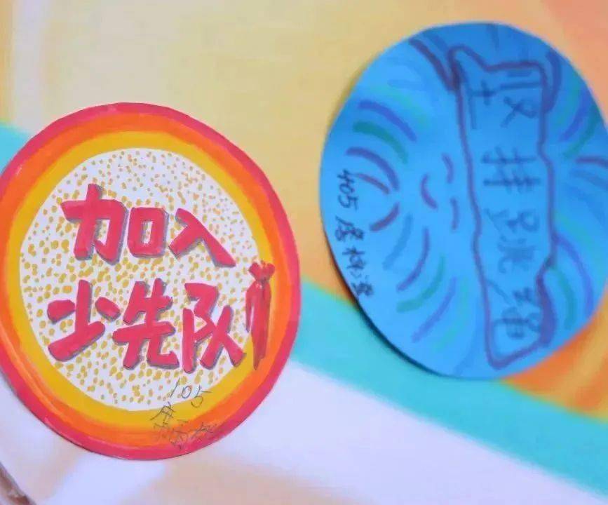 老师们各显神通,用手中绚丽多彩的画笔为教室增添了一道靓丽的风景线