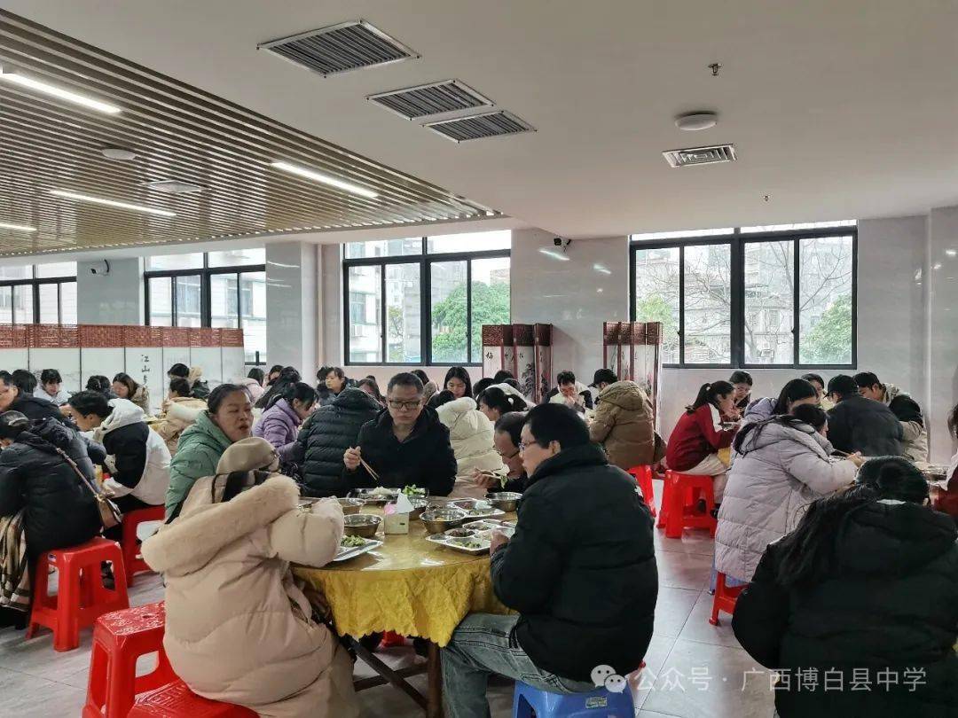 师生们喜气洋洋地来到食堂,喜笑颜开地享用了这顿特别有意义的午餐.