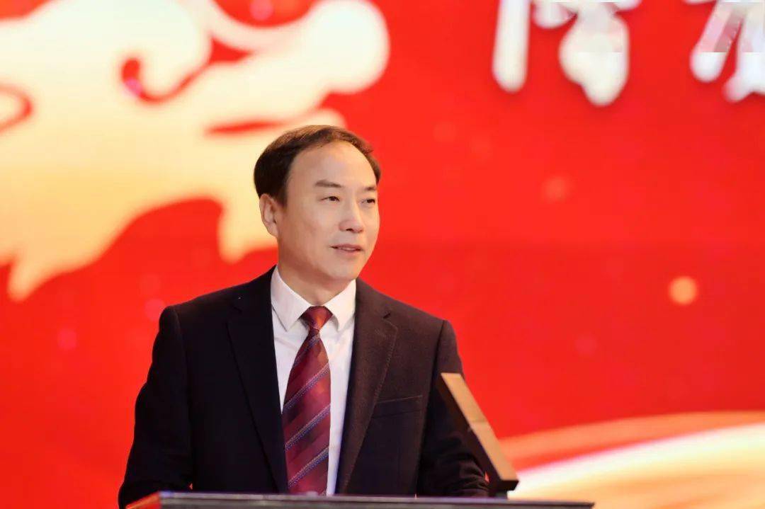 中学校举行2023学年第二学期开学典礼,校长陈柏良作了题为《潜龙腾跃