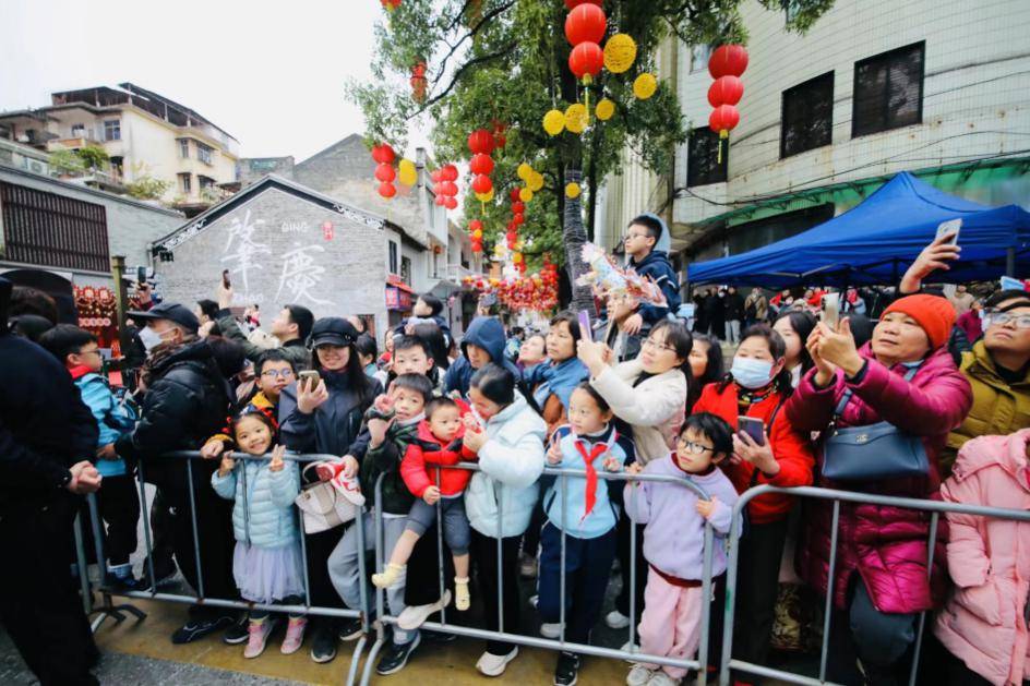 巡游的精彩瞬间:"以前就听说德庆龙母,没想到在这还能看到有龙母出巡