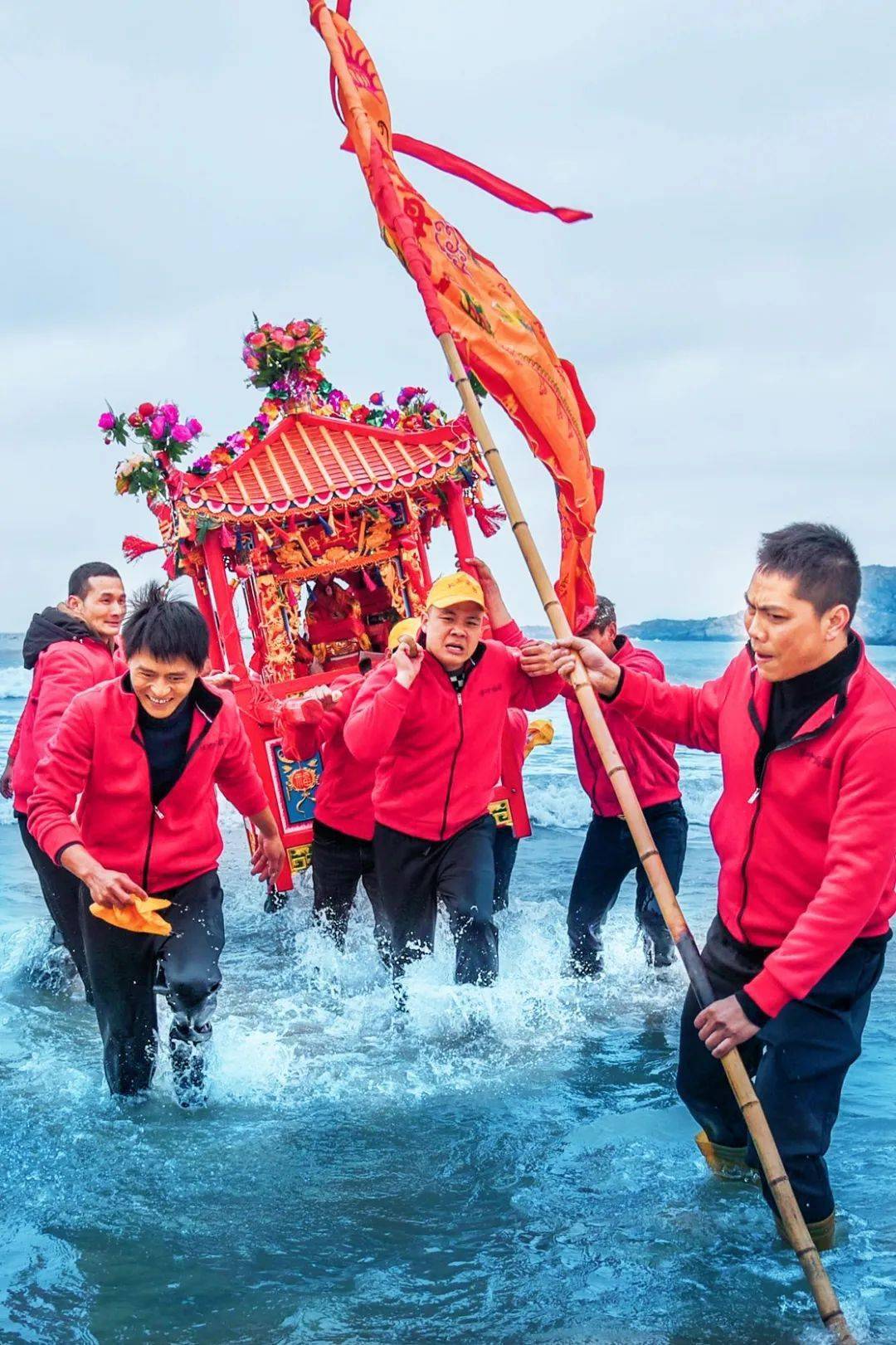 正月十八,莆田南日镇浮叶村抬轿冲海闹元宵_摄影_南日岛_中国