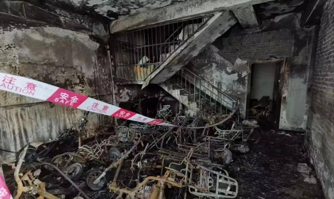 火灾事故原因为电动车电池入室充电起火所致.