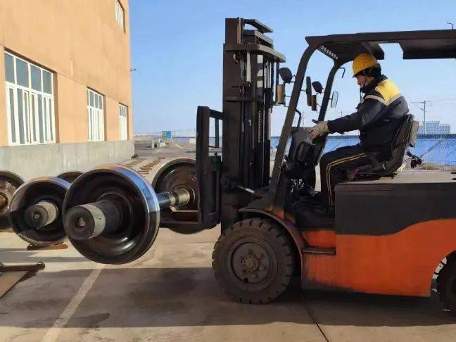 东修车车间共施修破损车281辆,运行品质不良车辆23辆,处理关门车89辆