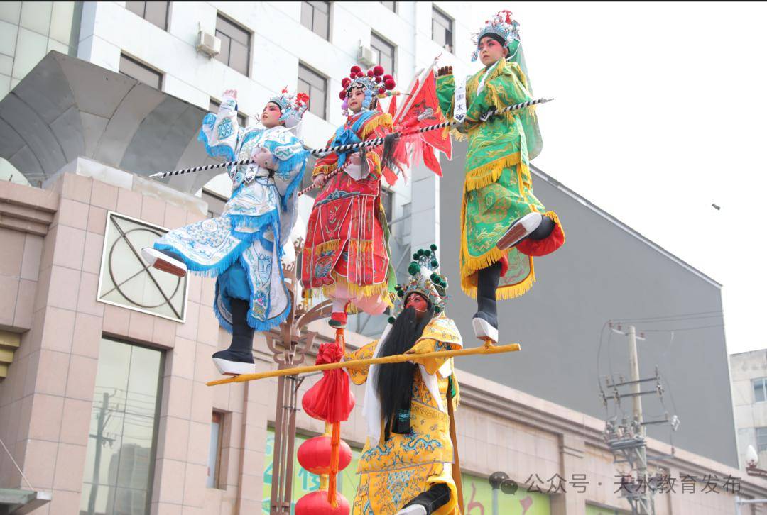 甘谷县学校师生春节社火表演"炸街"_教育_活动_全县