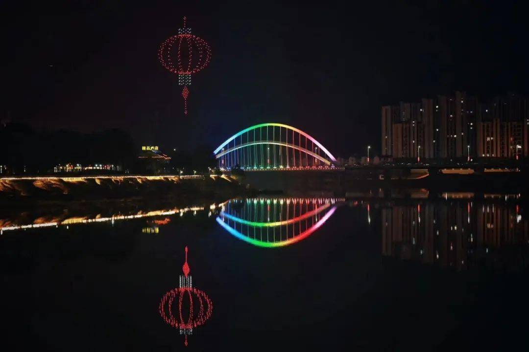 得名于"黄帝缙云 人间仙都",绿水青山之间,仙都鼎湖峰也如一幅画一般