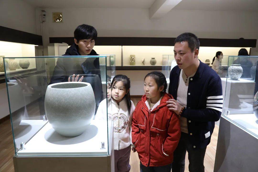 自由参观展厅学院派陶艺家张保军正在介绍自由创作陶艺的心得体会学院