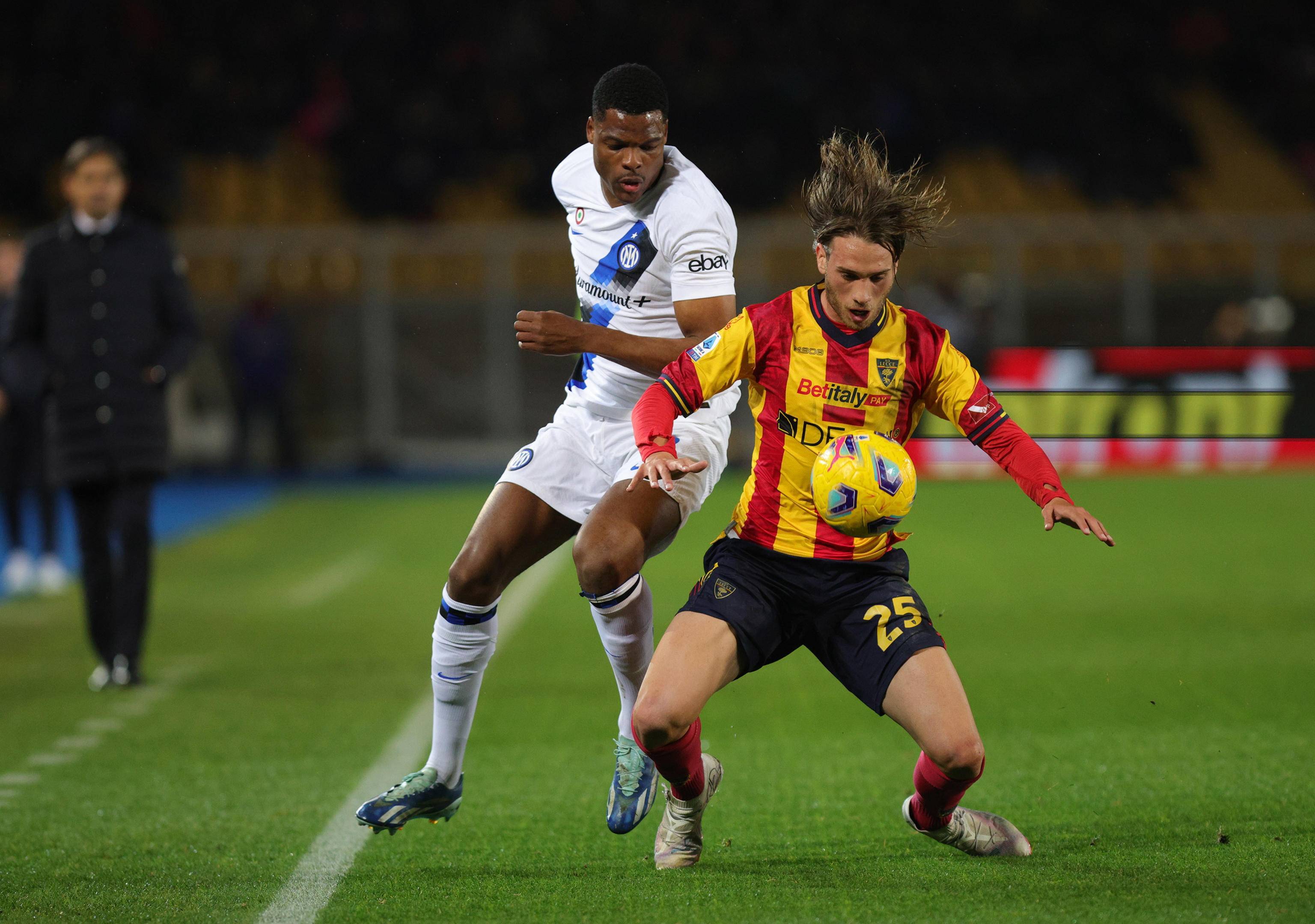 足球——意甲联赛:国米胜莱切_国际米兰队_球员_新华社