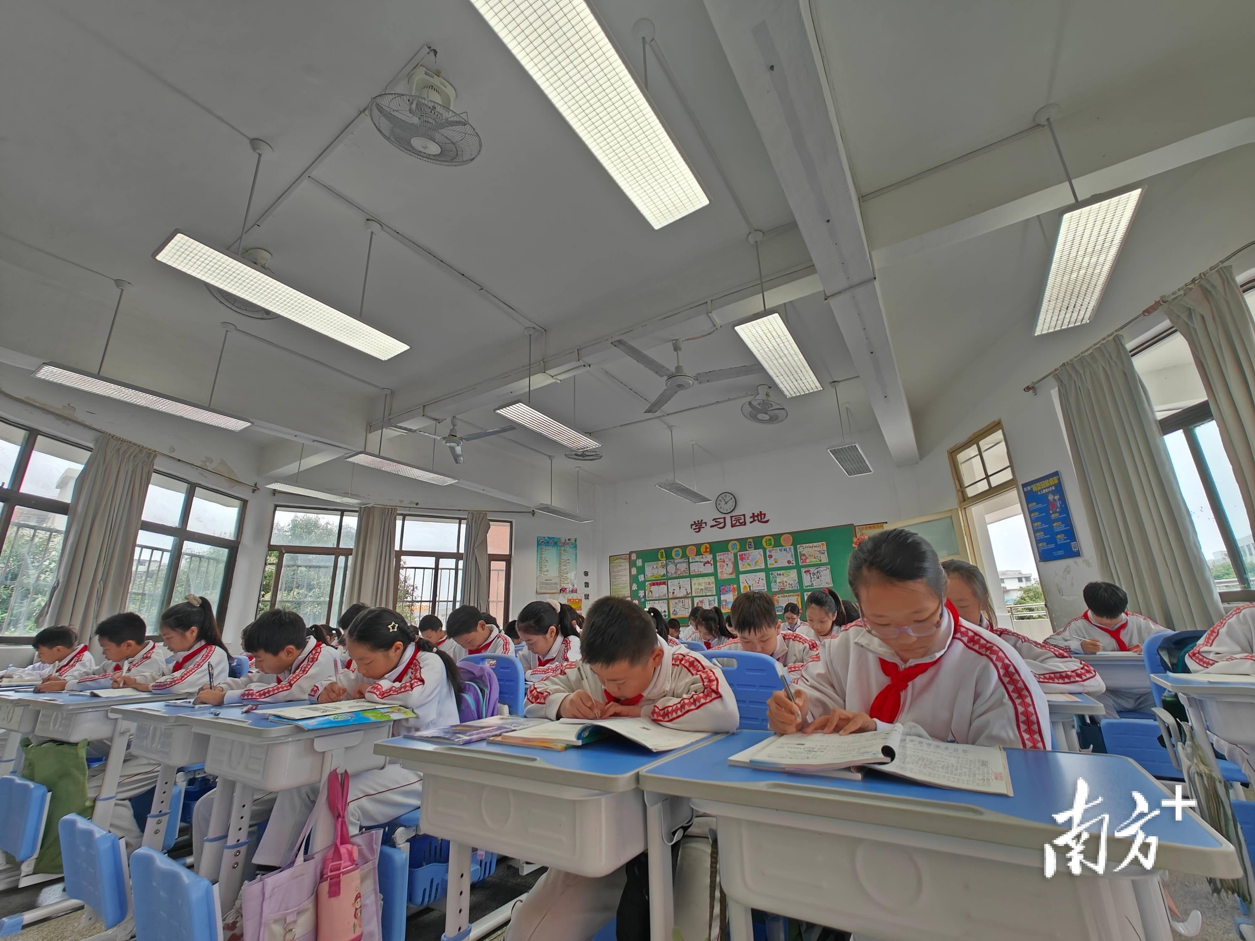 在饶平县华侨中学,总投资1762万元的学生宿舍楼及食堂项目顺利投入