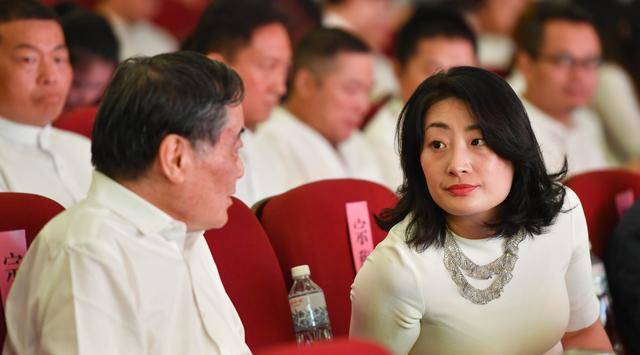 由此宗馥莉真正开始了自己创二代的道路,不仅是宏胜饮料集团总裁,同时