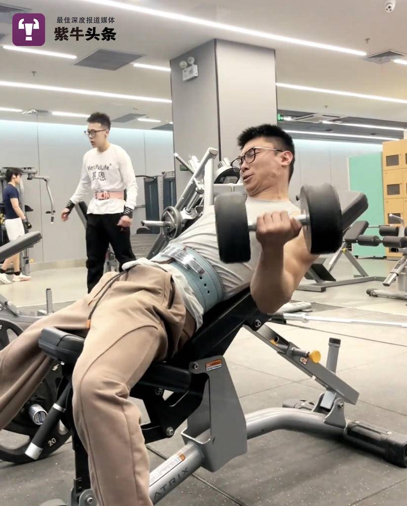 小伙因车祸失去右臂右腿6年未出门,健身增肌52斤重拾生活信心_大铭