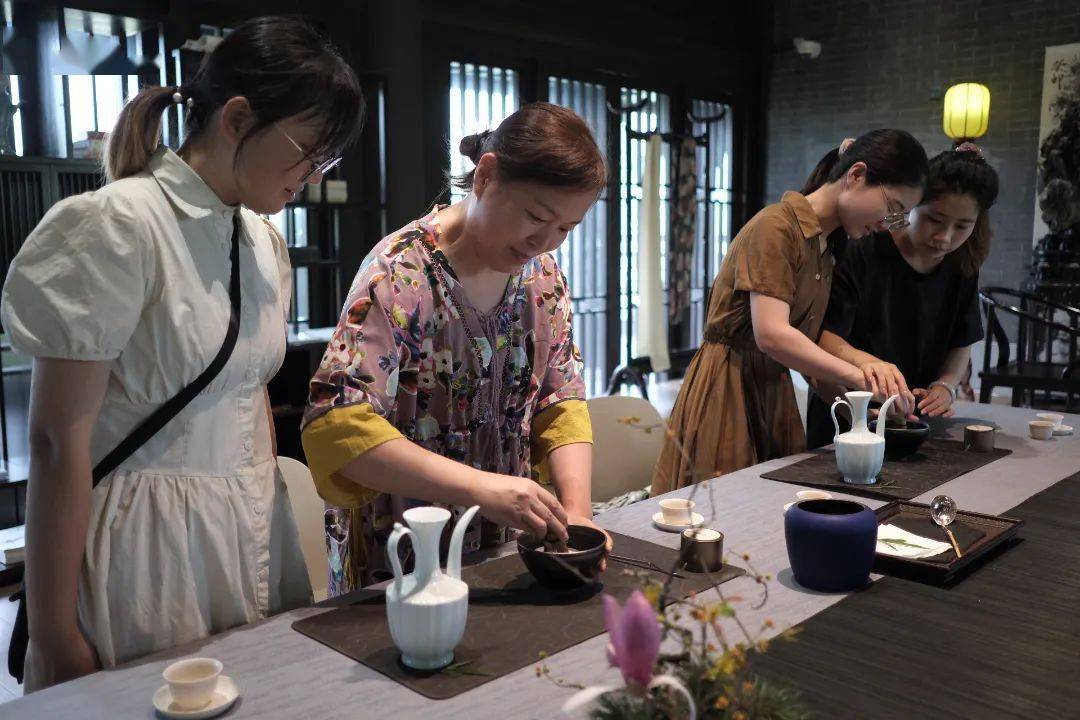 "粤叹粤知味·中国名茶品鉴会"由粤地资深茶文化导师主持活动,邀约茶