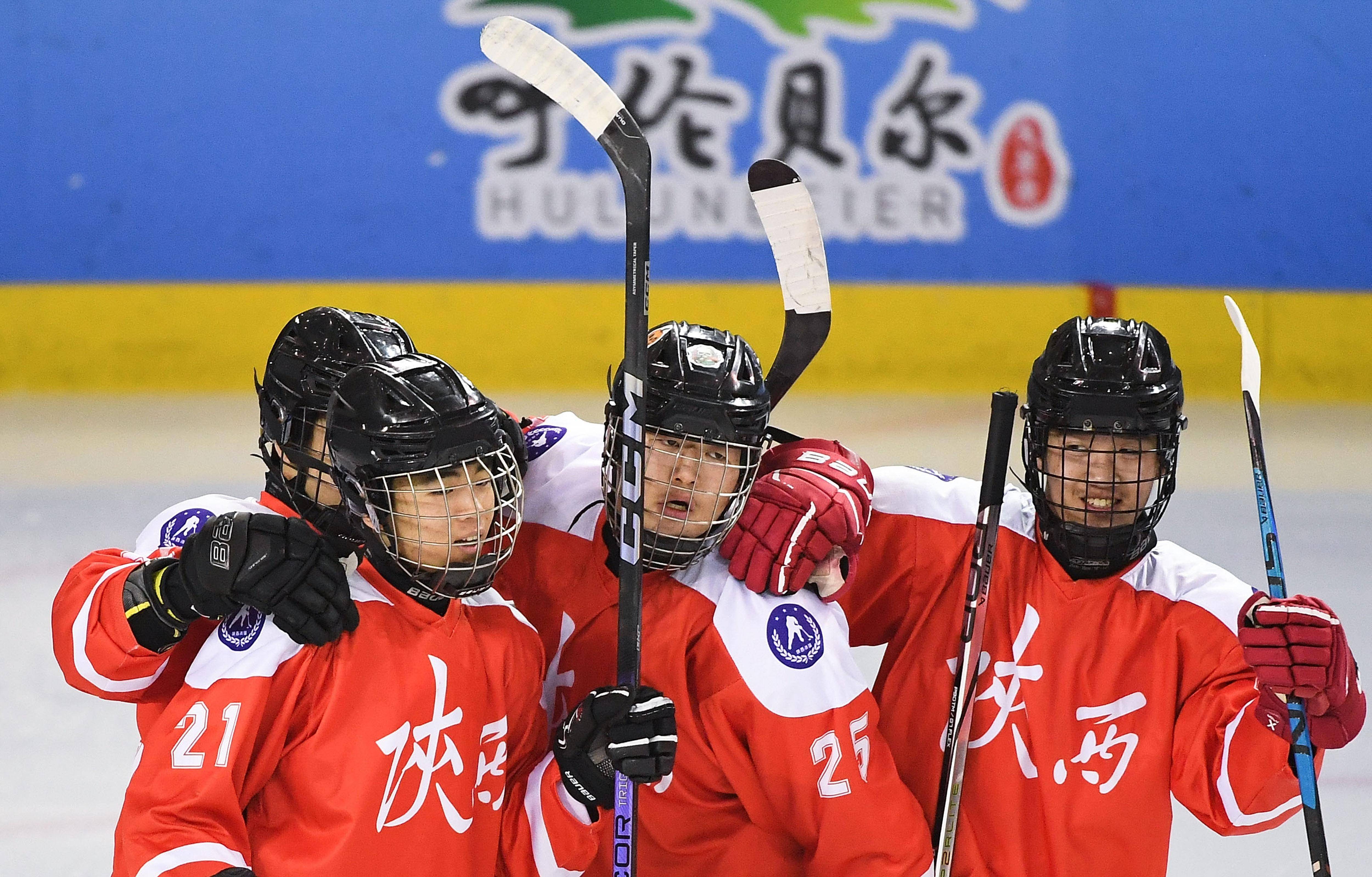 新华社记者 邓华 摄2月27日,陕西队球员马子豪(左)在比赛中庆祝进球