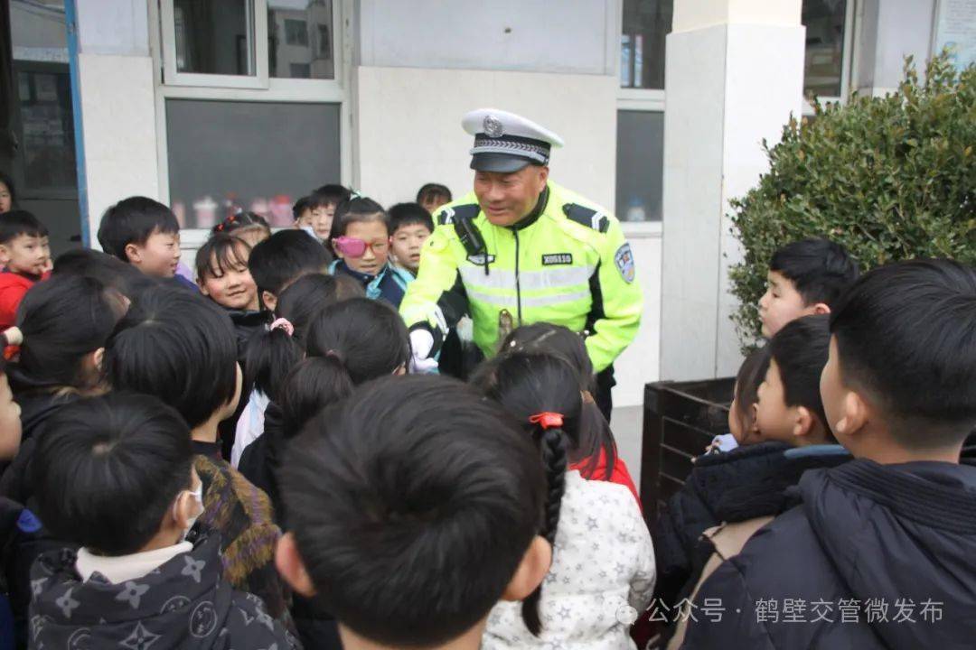 鹤壁浚县交警到第二实验小学宣讲交通安全第一课_课堂_红灯_马路