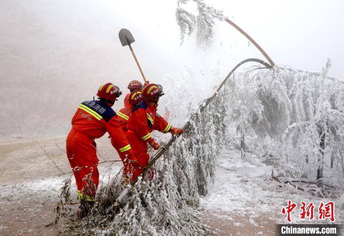 广西桂林消防员战冰雪守护民众安危