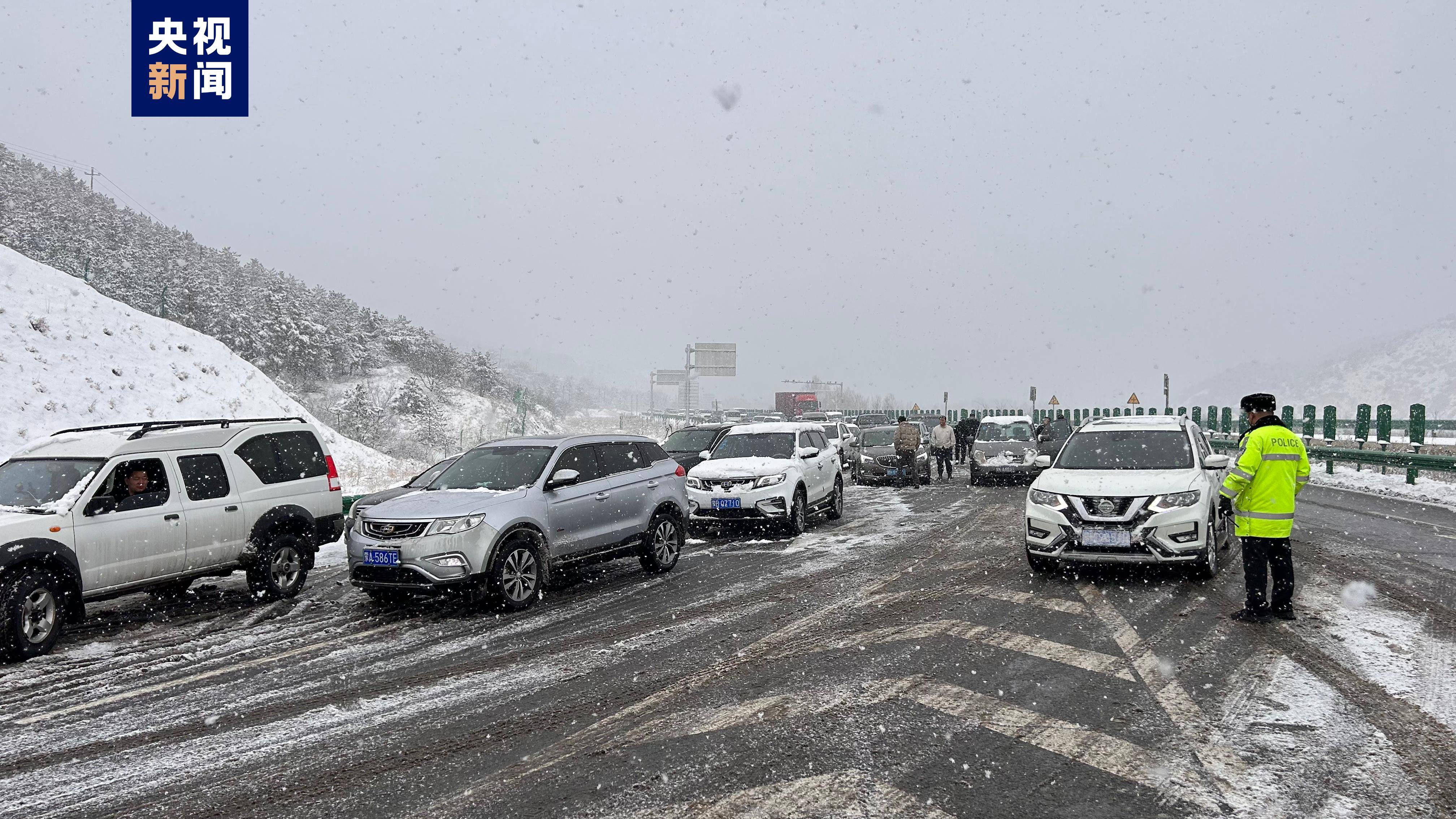 交管部门在国道g209呼和浩特至武川县路段疏导交通.