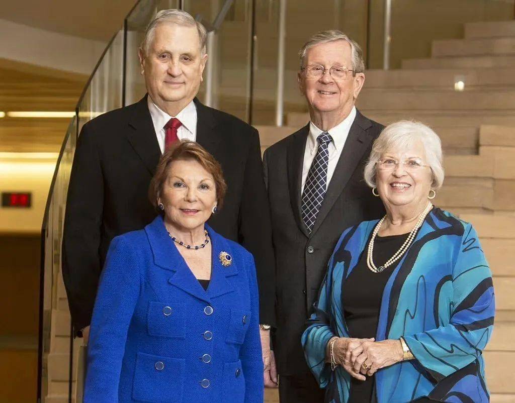 家族,掌管着美国第二大民营企业准备收购篮网的正是接班人朱莉娅科赫