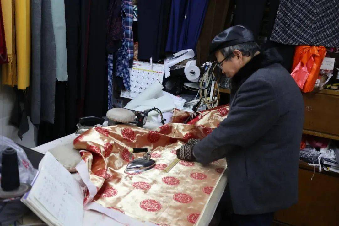 在枫泾北大街319号藏着一间不起眼的裁缝店,轻轻推开那扇虚掩的门,便