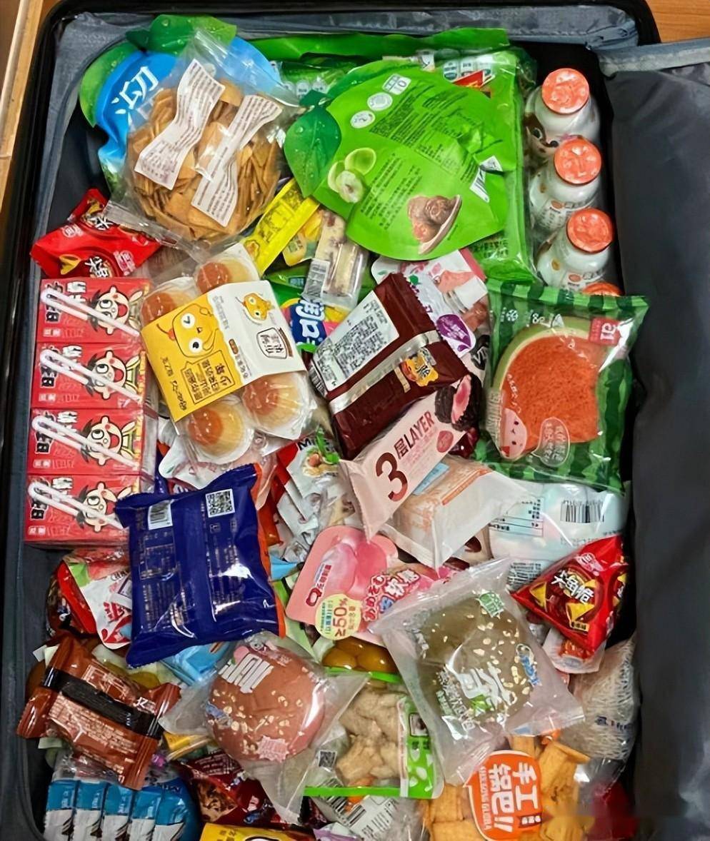 大学生晒返校行李箱走红,五花八门啥都有,网友:那一箱旺仔赢了