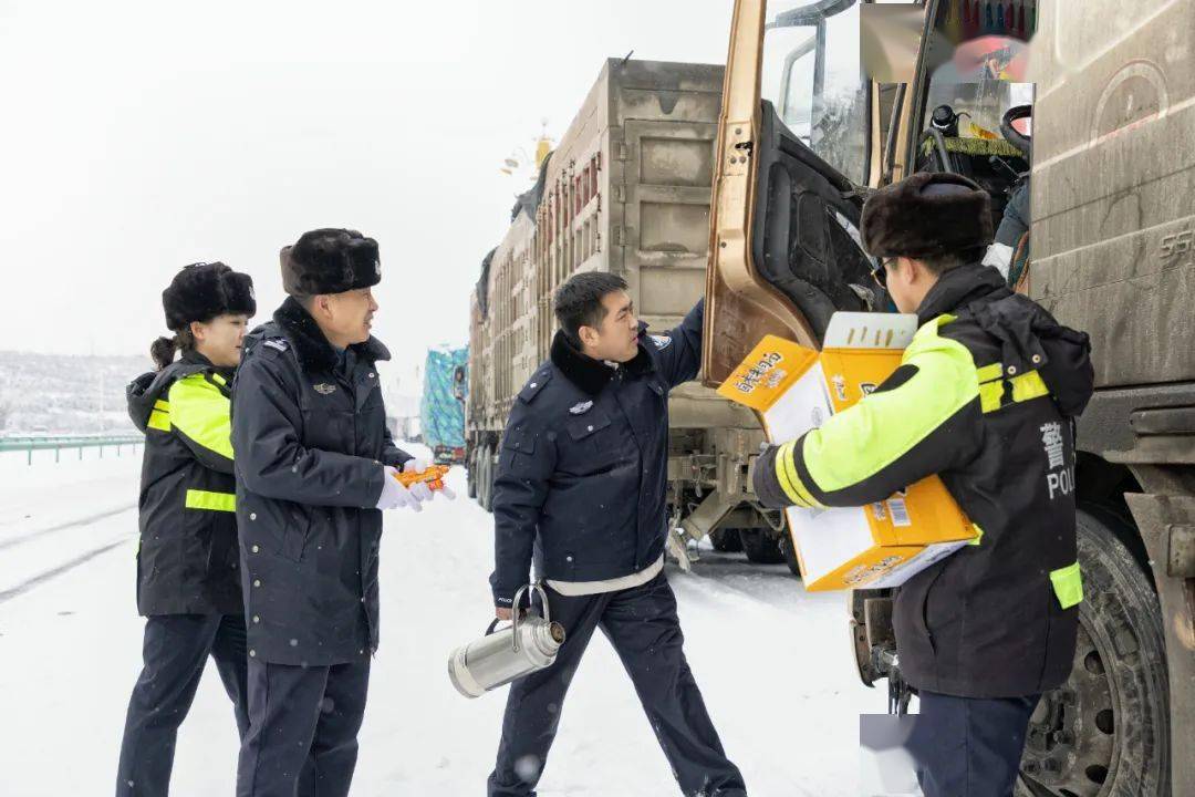 冬天交警执勤图片图片