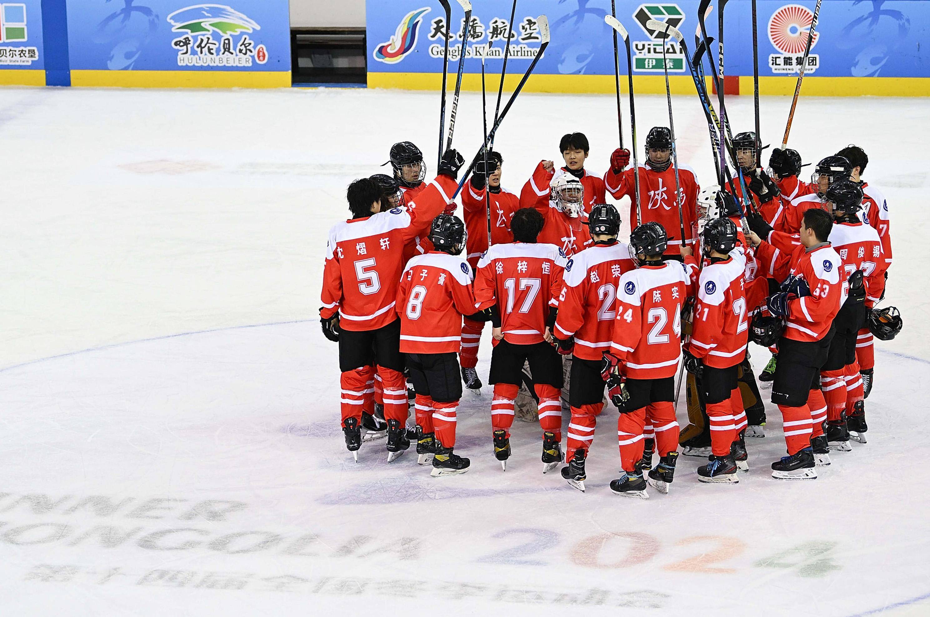 新华社记者 邓华 摄2月27日,陕西队球员马子豪(左)在比赛中庆祝进球