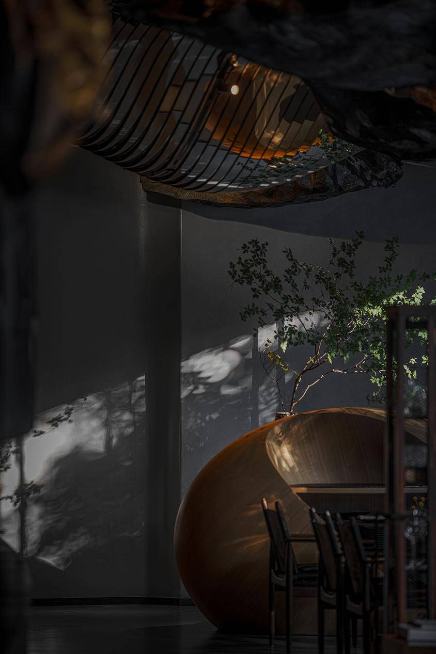 定格 / 琥珀里的时间framing / time in amber微醺的人与历史的距离