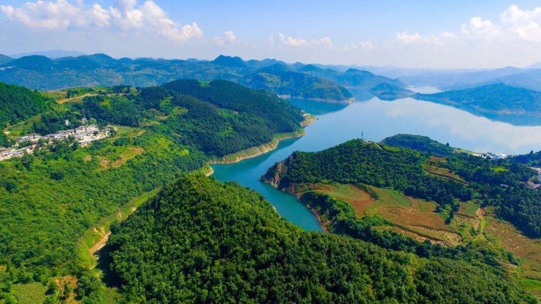 支嘎阿鲁湖越往深处走,越奇妙,它像是一本包含了各种传说的故事书