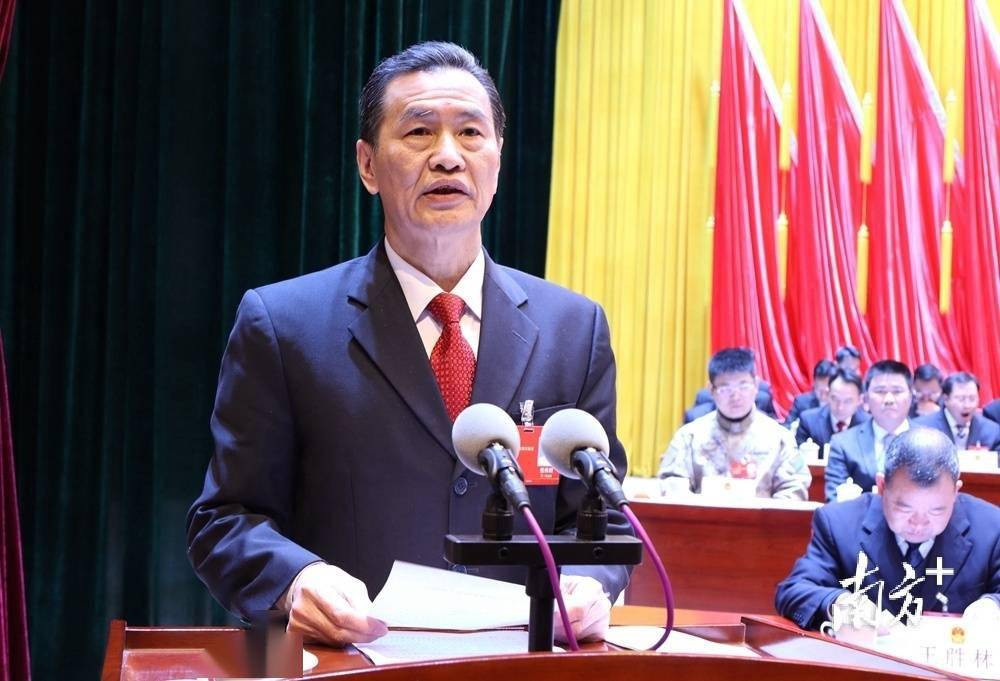 阳山县人大常委会主任张焕明向大会作人大常委会工作报告.