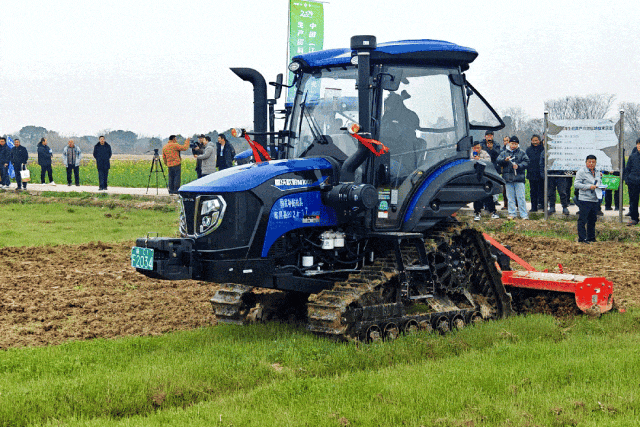 抓减灾在田间演示区域,潍柴雷沃无人驾驶拖拉机,履带式拖拉机,履带
