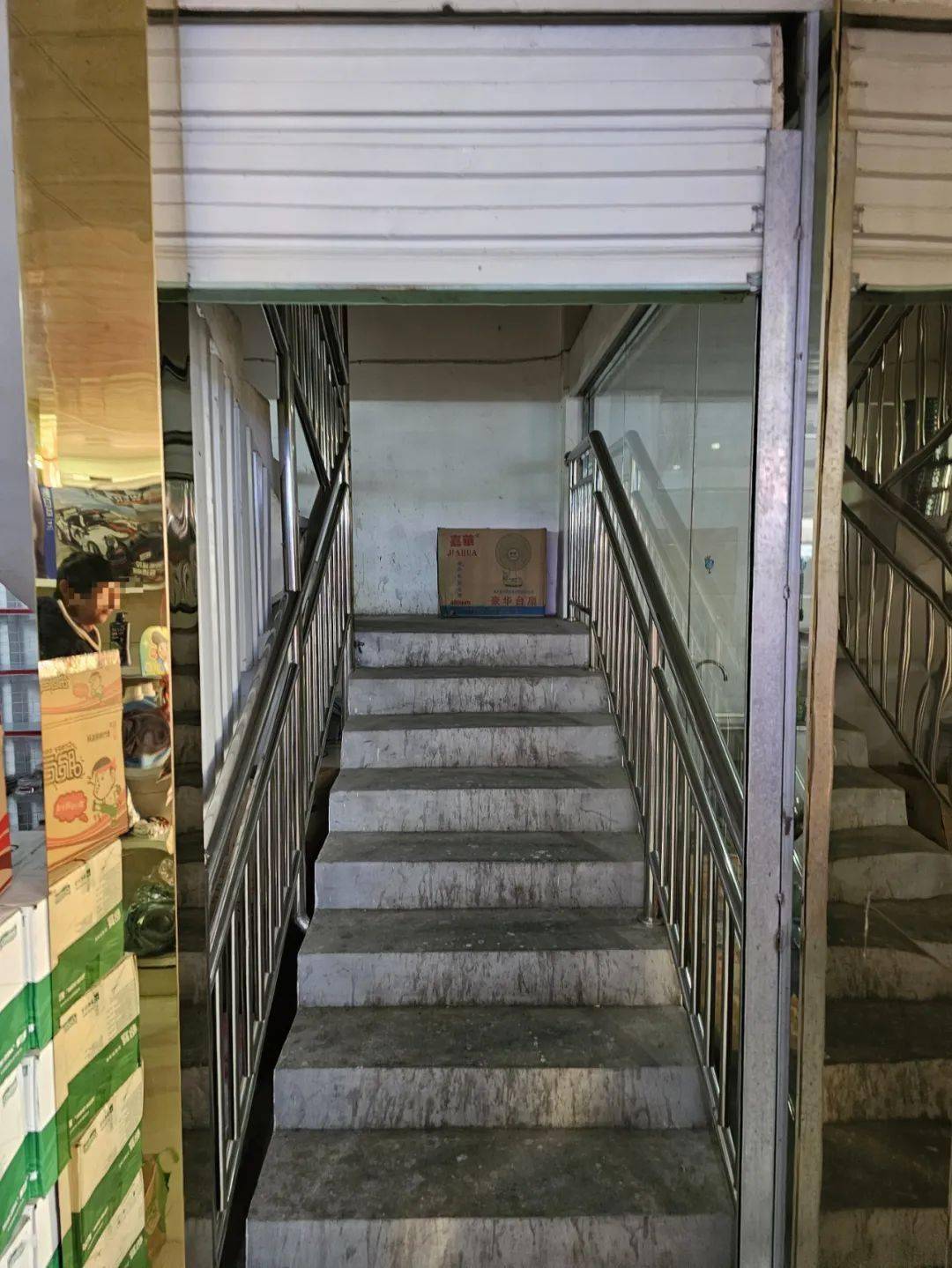 单位名称:万青食品商行存在隐患:1.疏散通道安装卷帘门.2.