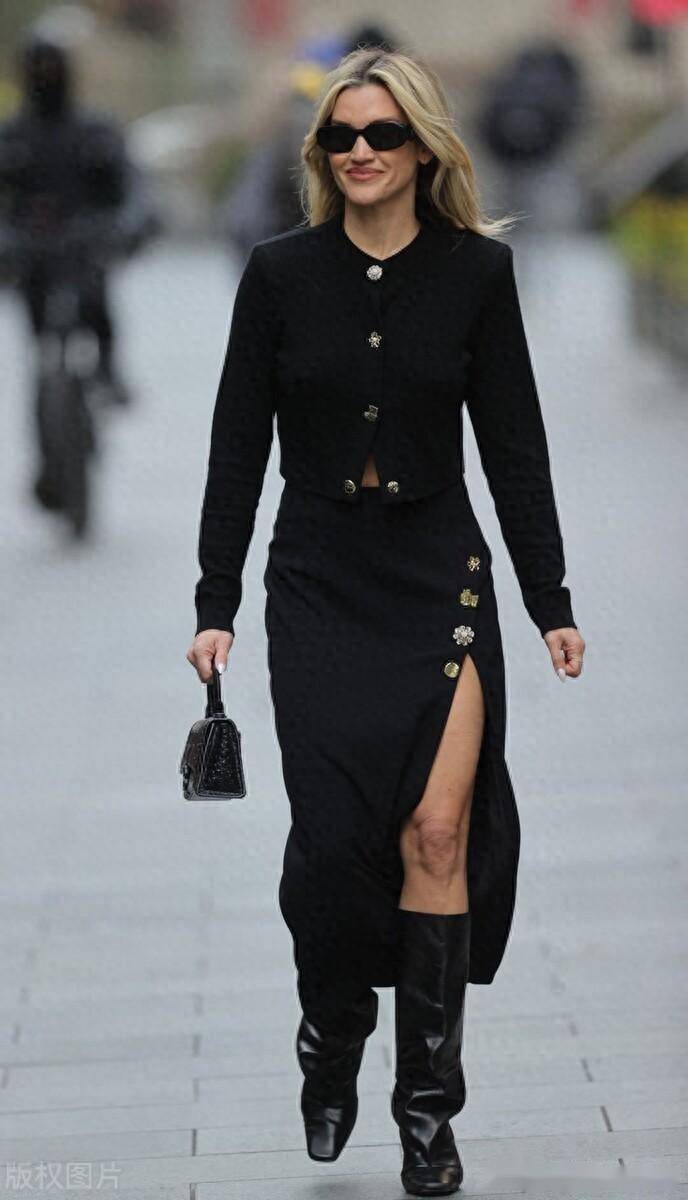 街拍:阿什丽-罗伯茨黑色开衫 黑色开叉半裙 黑色长靴帅气潇洒_时间