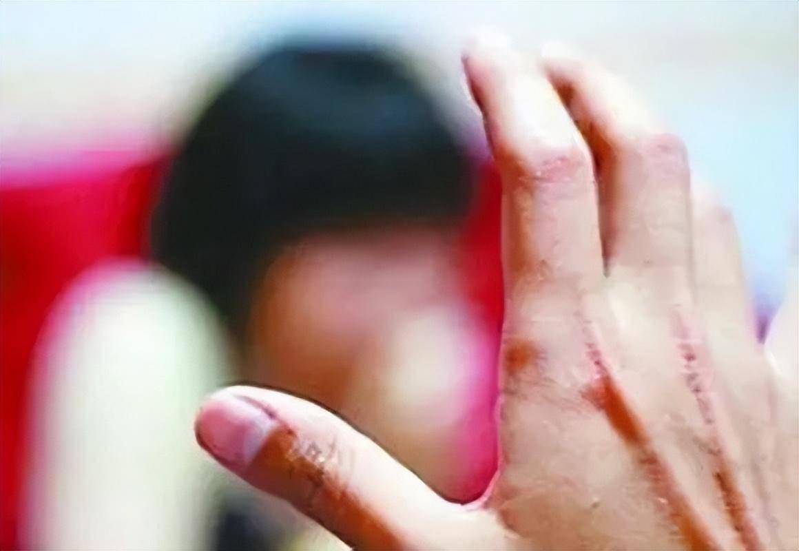 王五多次要求小雨向其发送暴露身体隐私部位的视频供其观看,并与其