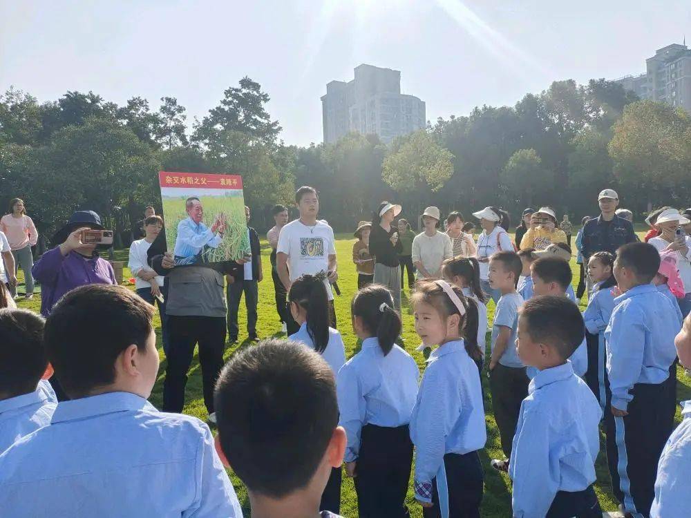 2023年10月,合肥市芙蓉小学近百名学生和家长共同参加了世界粮食日