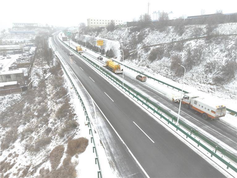 省兰州公路发展中心迅速开展除雪保畅工作2月25日,兰州地区再次迎来