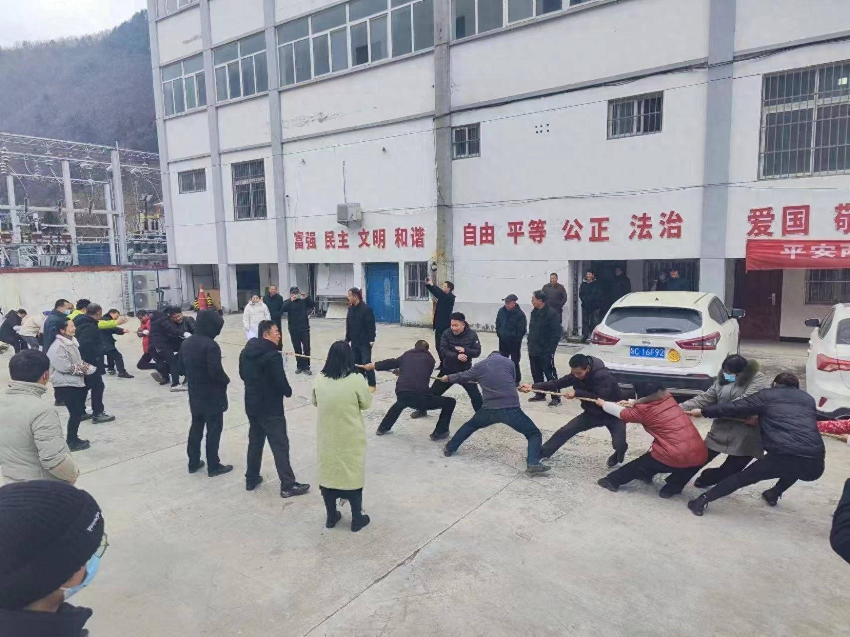 活动当天,在镇同心实践中心进行了拔河,定点投篮,巧运乒乓球,跳绳