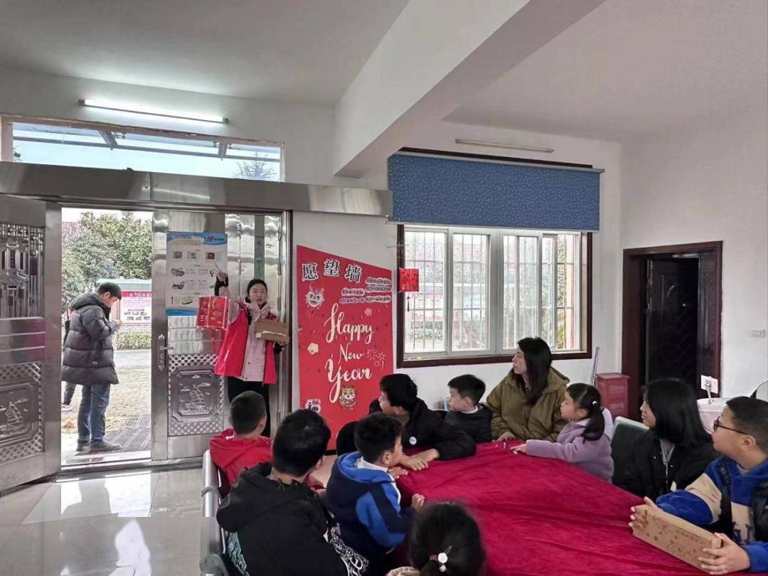 走马岭街苗湖社区开展"汤圆吃饱花灯照 合家团圆闹元宵"活动_居民