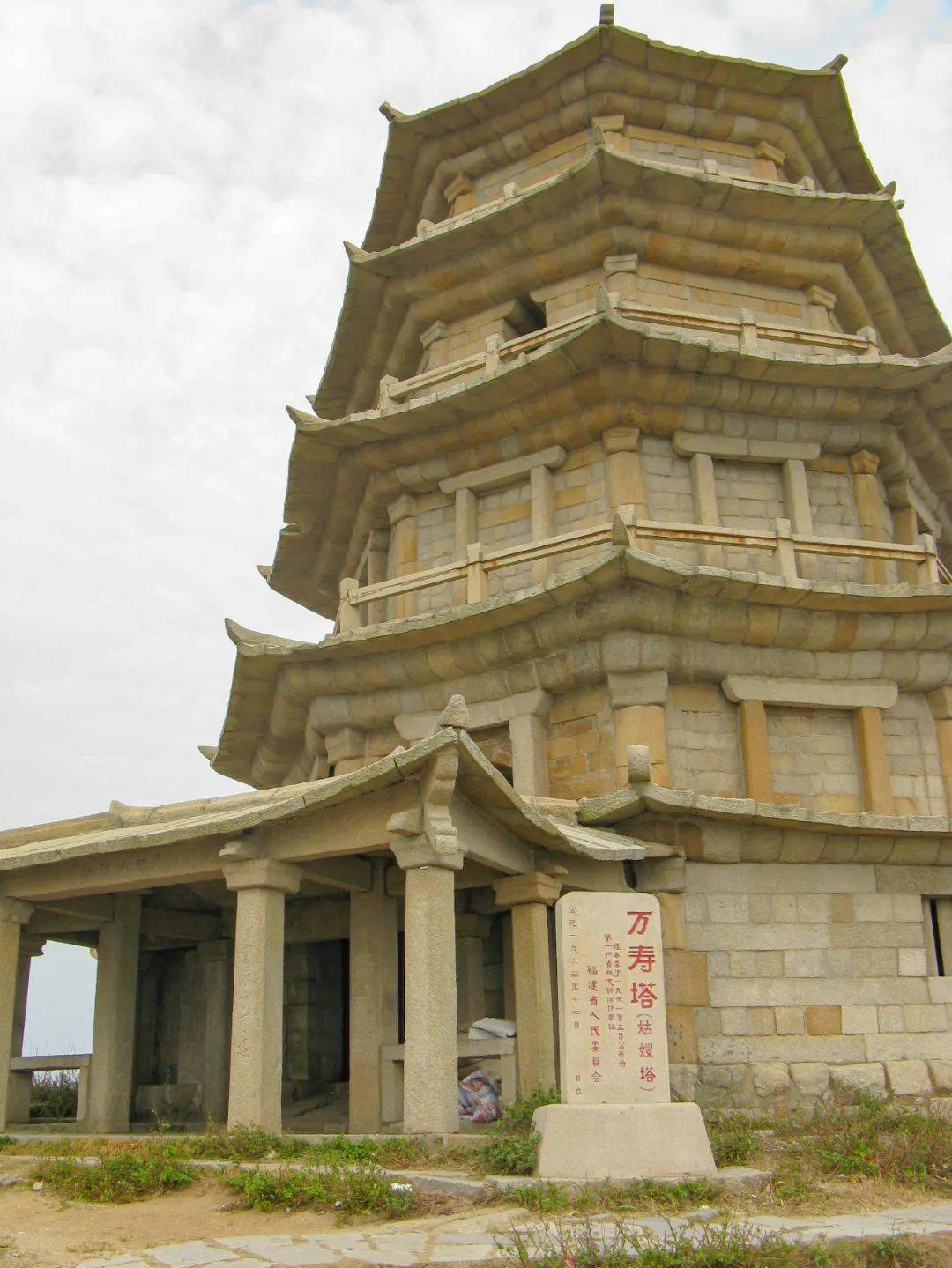 喇叭型的泉州湾开口大,内河水域宽阔,泉州峰尾古城码头渔港的灯塔,海