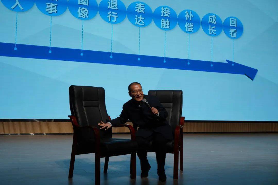 这次培训由广饶一中党委委员,副校长刘炜主持,共700余人参加,包括教育