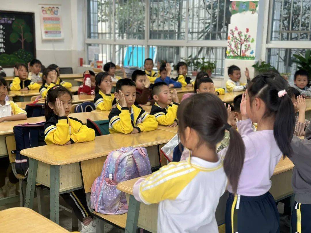 文明守纪 争做新时代好队员——拓东二小开展小学生