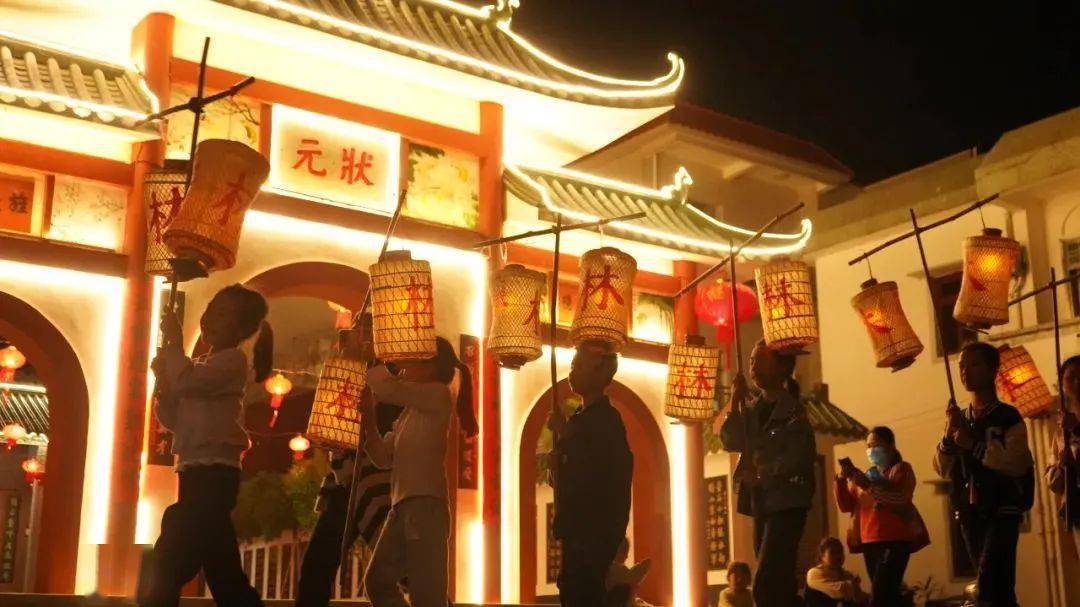 2月23日,农历正月十四这天,湛江市吴川市吴阳镇的居民把摆有香炉和