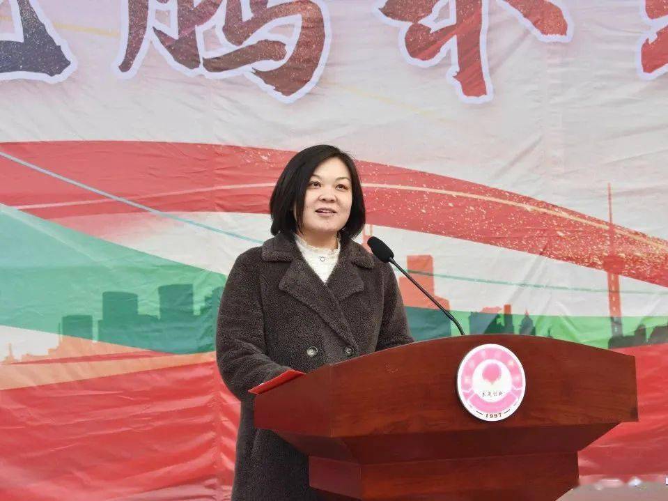 高165班李铭轩同学家长的发言则充满了对孩子们的深情祝福和鼓励,她