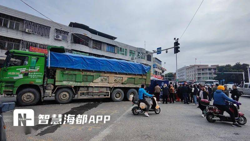 泉州突发车祸!土方车与电动车相撞,一女子不幸身亡!