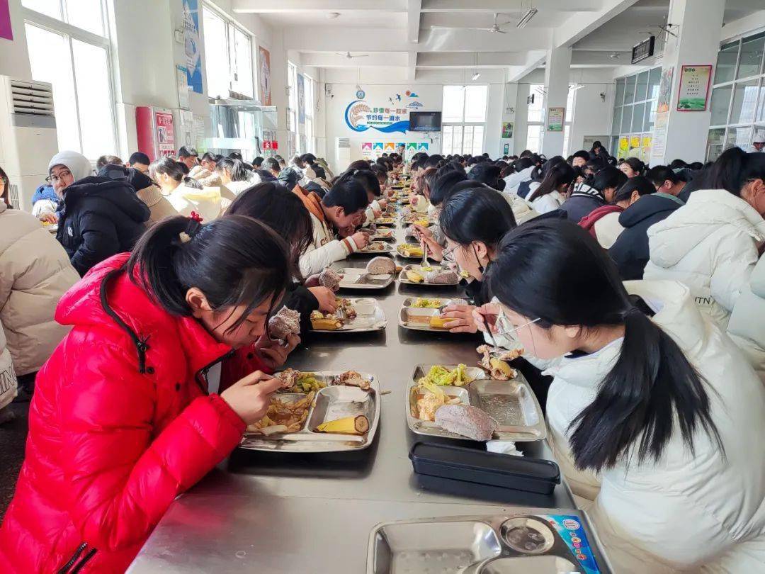 学校要求所有员工持证上岗,定期对食堂从业人员进行个人卫生,着装