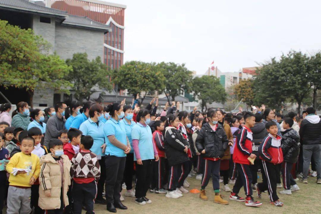 下朗小学红十字会举行消防应急安全疏散演练_进行_知识_灭火器