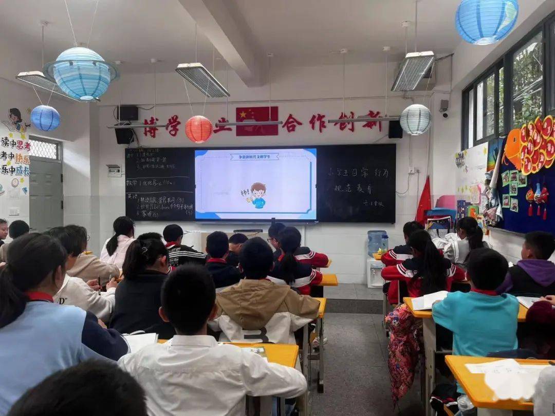 文明守纪 争做新时代好队员——拓东二小开展小学生